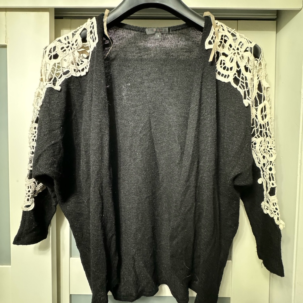 M❤️M 
Cardigan w/ lace embroidery 
Women’s M